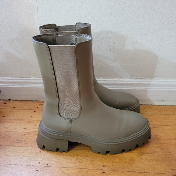 Forever 21 Chelsea Boots - Picture 3 of 6